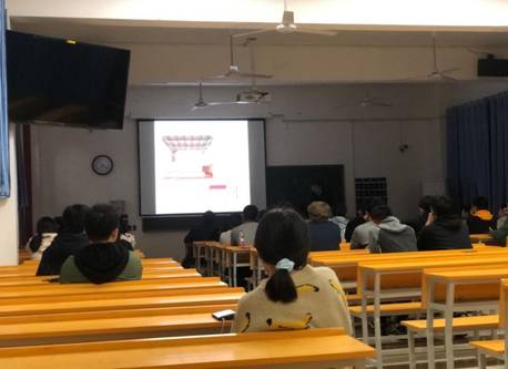 人们在看台上的人在房间里低可信度描述已自动生成