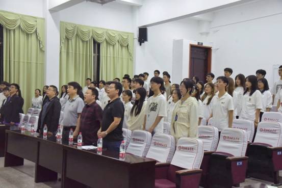 全体人员奏唱国歌