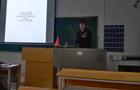 人站在电视前描述已自动生成