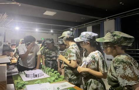 人站在电视前  描述已自动生成