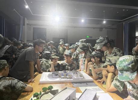 人们在看台上的人在房间里  低可信度描述已自动生成